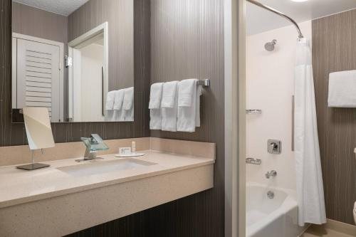 Courtyard by Marriott Las Vegas Henderson Green Valley — Bathroom