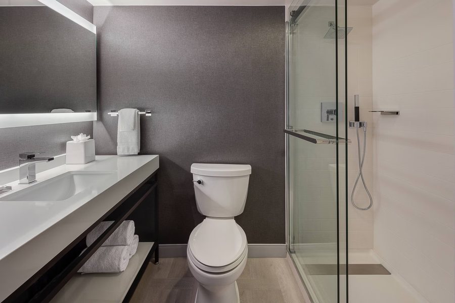 Courtyard by Marriott Lexington North — Bathroom
