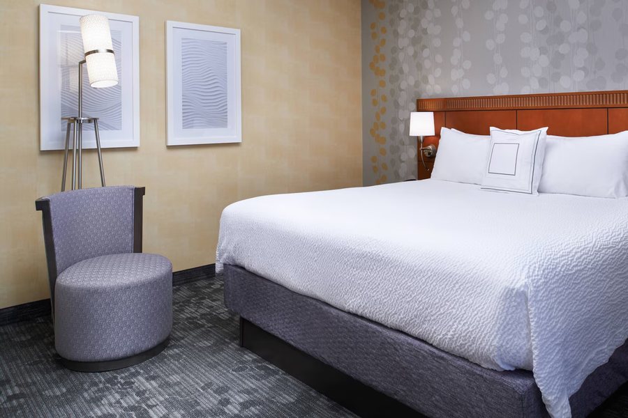 Courtyard by Marriott Lexington North — Guest room