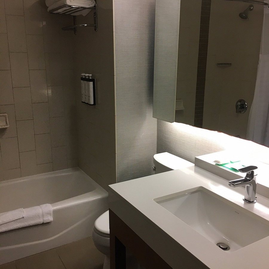 Courtyard by Marriott Lincoln Downtown Haymarket — Bathroom