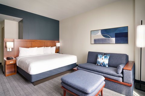Courtyard by Marriott Lincoln Downtown Haymarket — Guest room