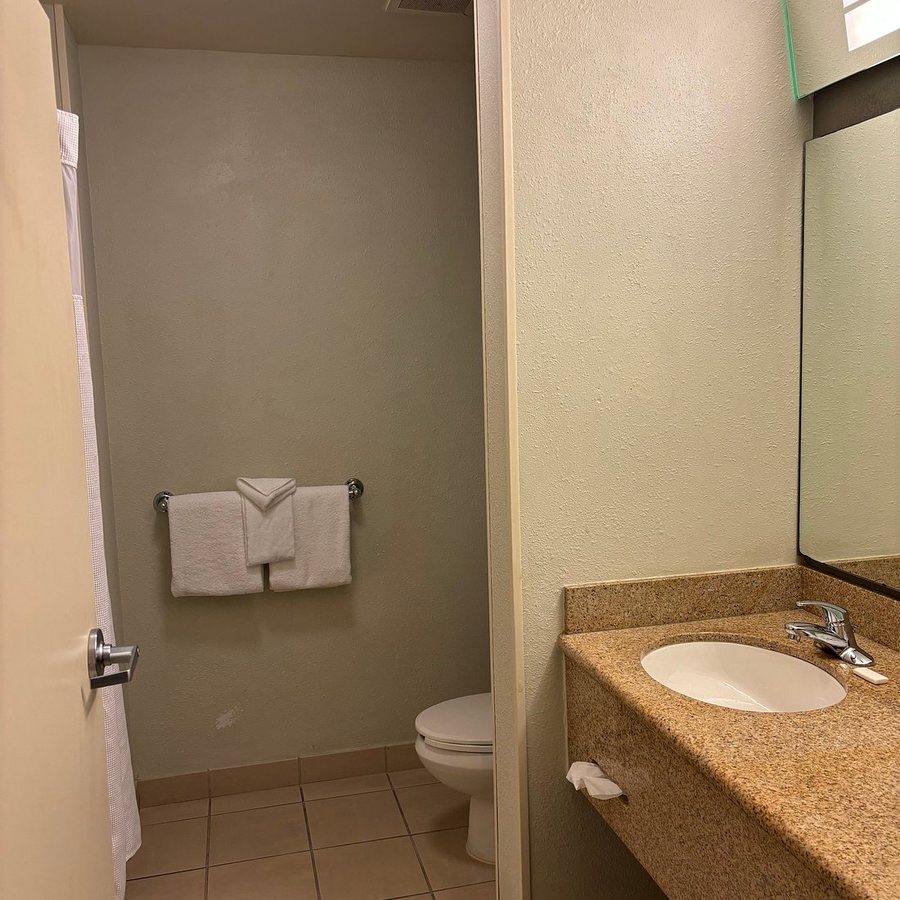 Courtyard by Marriott Little Rock Downtown — Bathroom