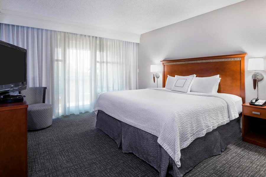 Courtyard by Marriott Little Rock Downtown — Guest room