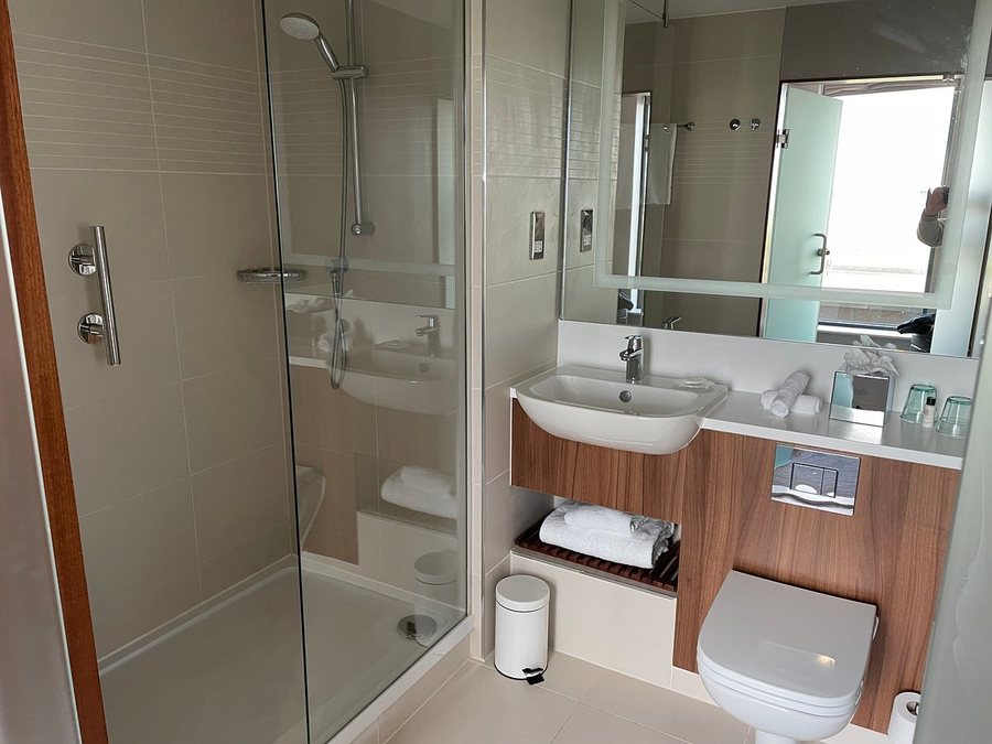 Courtyard by Marriott London City Airport — Bathroom