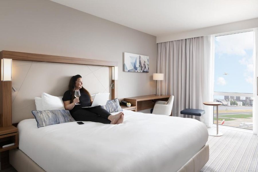 Courtyard by Marriott London City Airport — Guest room