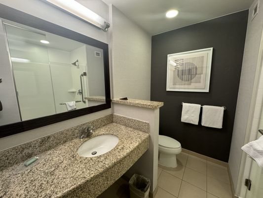 Courtyard by Marriott Long Beach Airport — Bathroom