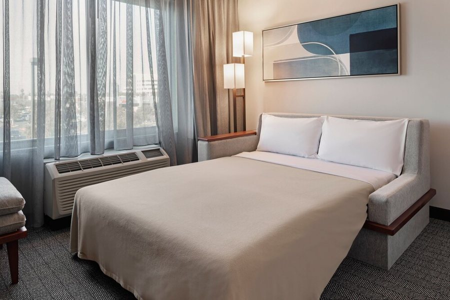 Courtyard by Marriott Long Beach Airport — Guest room