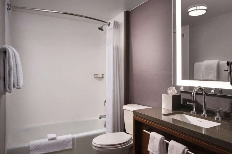 Courtyard by Marriott Los Angeles Century City Beverly Hills Los Angeles California — Bathroom