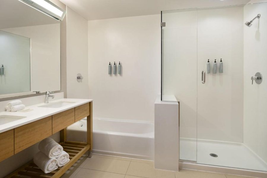 Courtyard by Marriott Los Angeles L A LIVE Los Angeles California — Bathroom