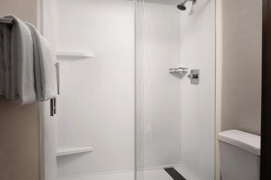 Courtyard by Marriott Los Angeles LAX Century Boulevard Los Angeles California — Bathroom