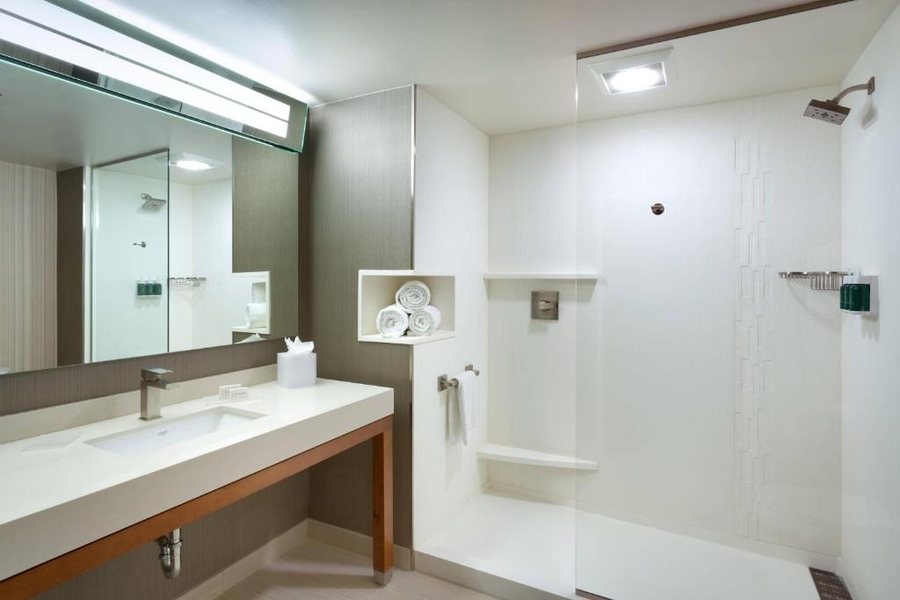 Courtyard by Marriott Los Angeles LAX Hawthorne — Bathroom
