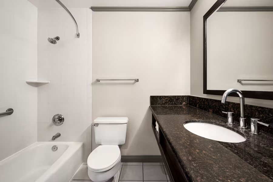 Courtyard by Marriott Los Angeles Monterey Park — Bathroom