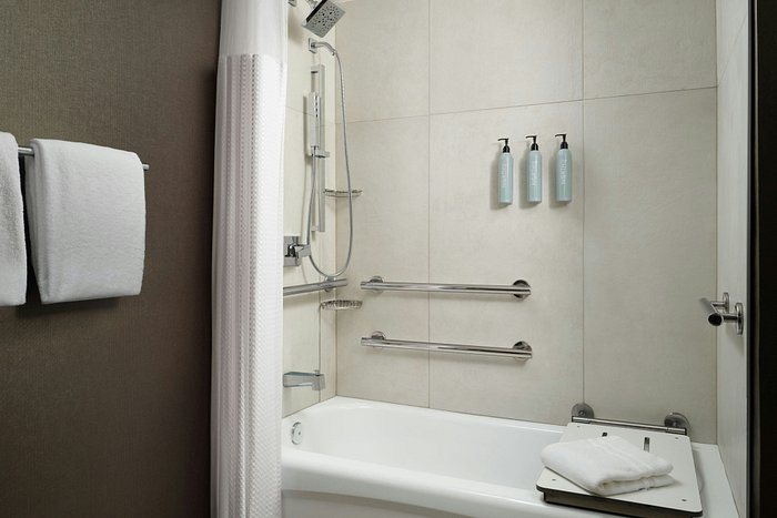 Courtyard by Marriott Los Angeles Pasadena Old Town — Bathroom
