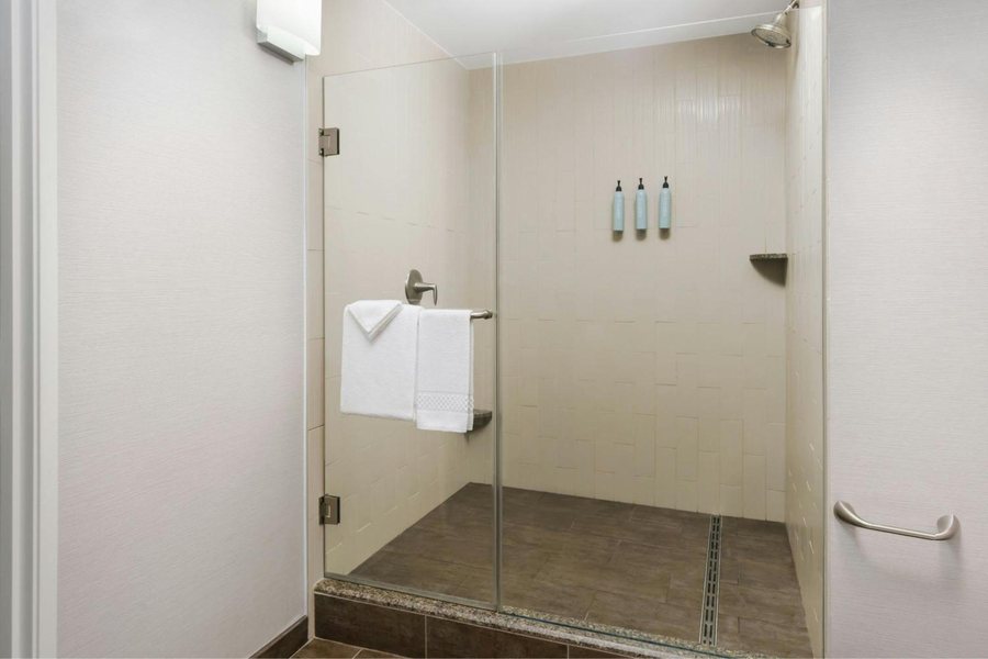 Courtyard by Marriott Los Angeles Woodland Hills Los Angeles California — Bathroom