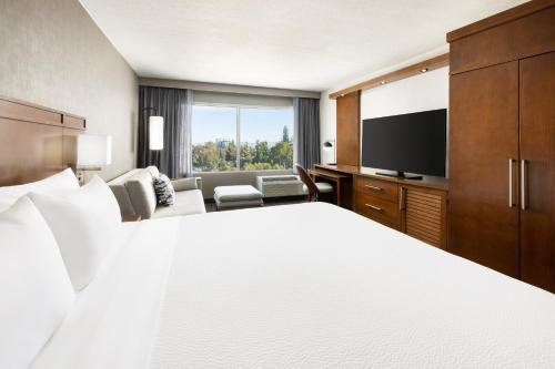 Courtyard by Marriott Los Angeles Woodland Hills Los Angeles California — Guest room