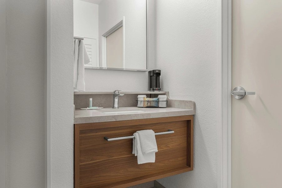 Courtyard by Marriott Louisville Airport — Bathroom
