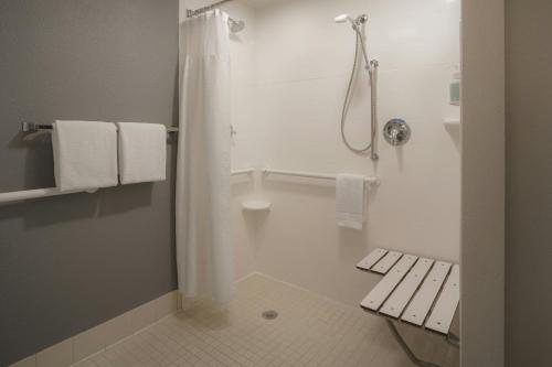 Courtyard by Marriott Louisville East — Bathroom