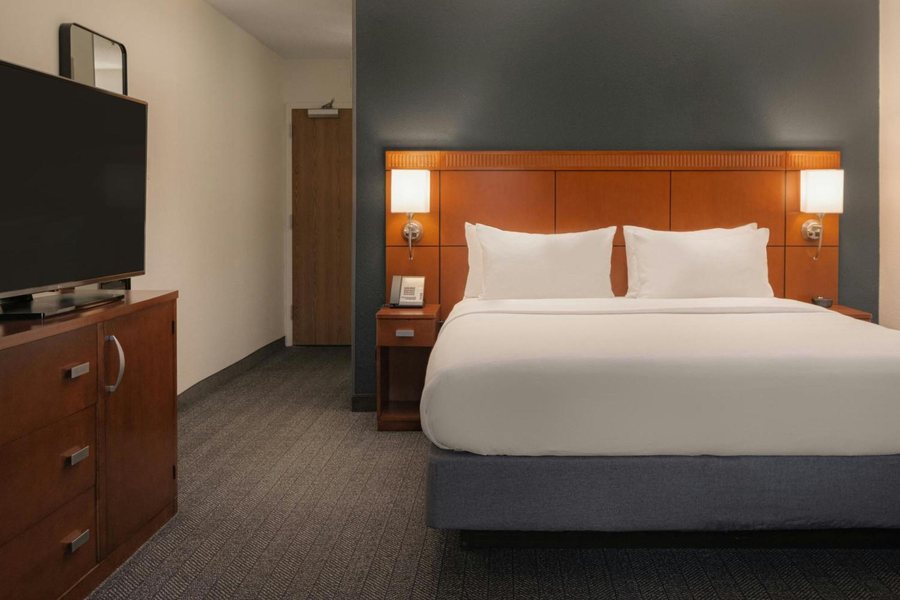 Courtyard by Marriott Louisville East — Guest room