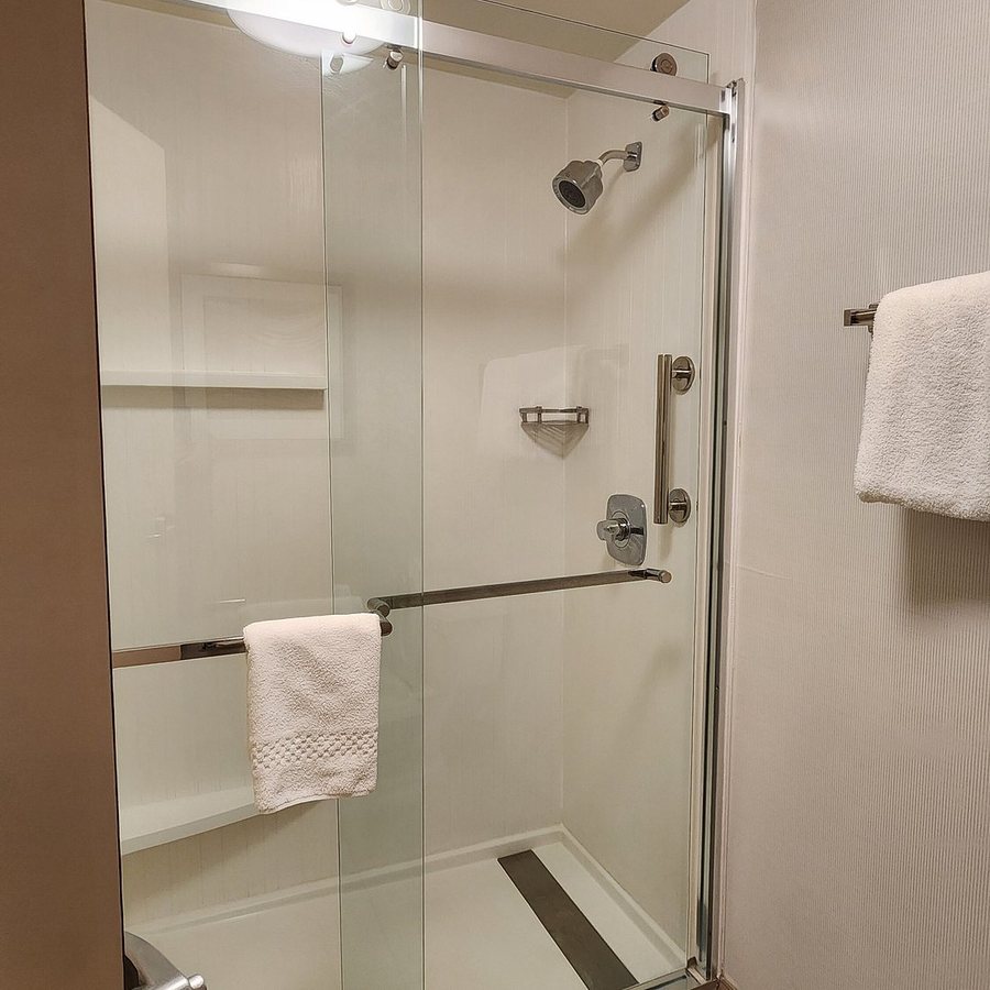 Courtyard by Marriott Louisville Northeast — Bathroom