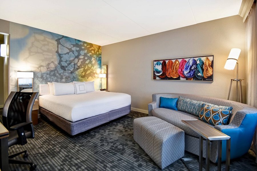 Courtyard by Marriott Louisville Northeast — Guest room