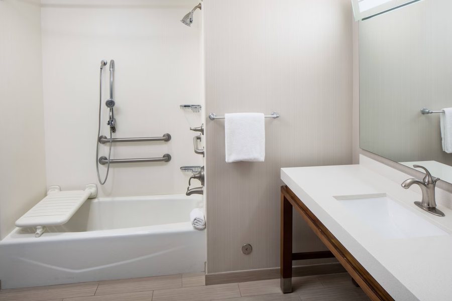 Courtyard by Marriott Lubbock — Bathroom
