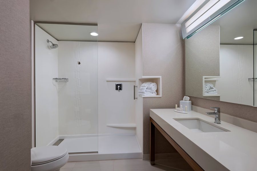 Courtyard by Marriott Madison East — Bathroom