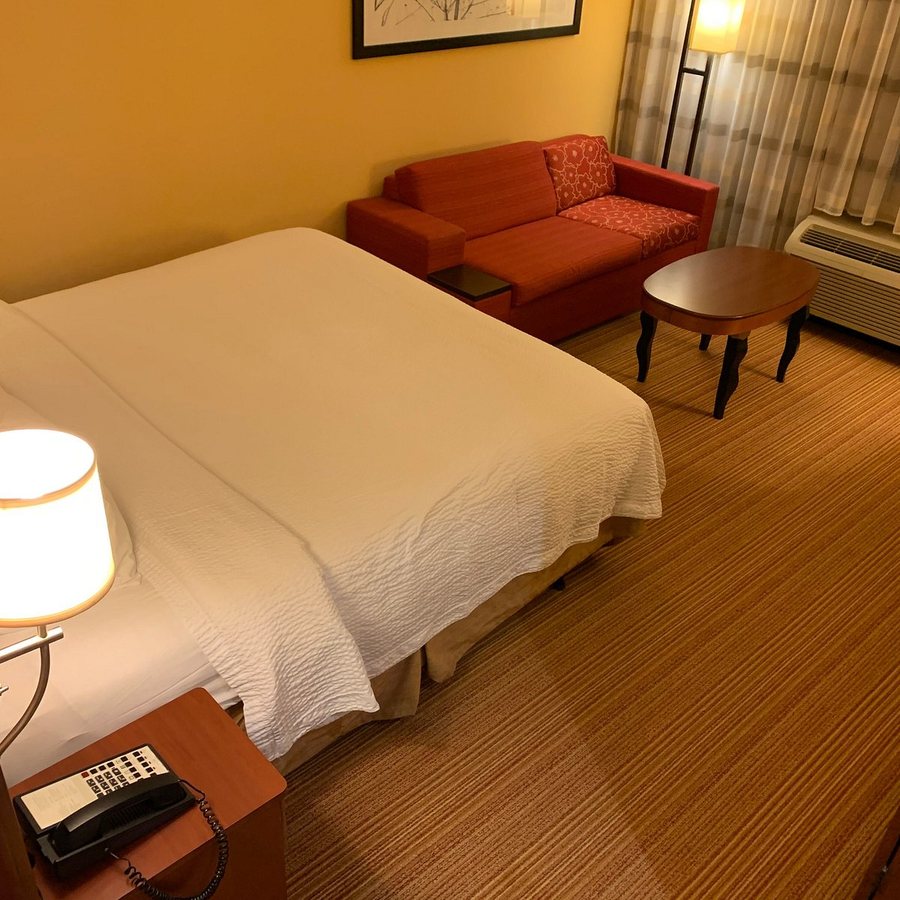 Courtyard by Marriott Madison East — Guest room
