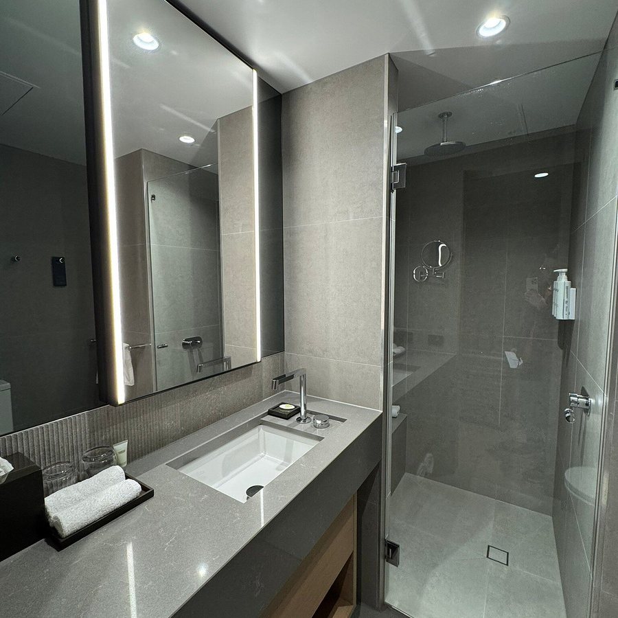 Courtyard by Marriott Melbourne West — Bathroom