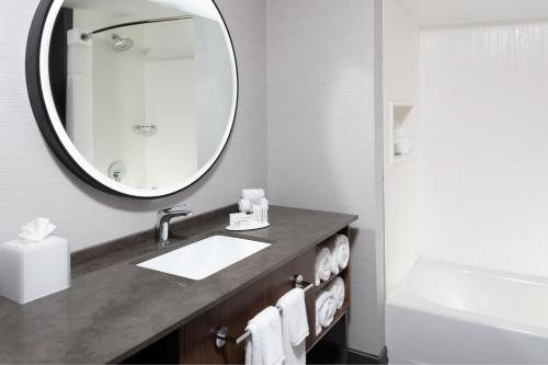 Courtyard By Marriott Memphis Collierville — Bathroom
