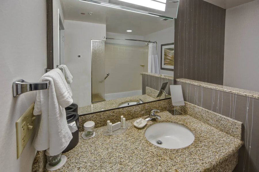 Courtyard by Marriott Memphis Downtown — Bathroom