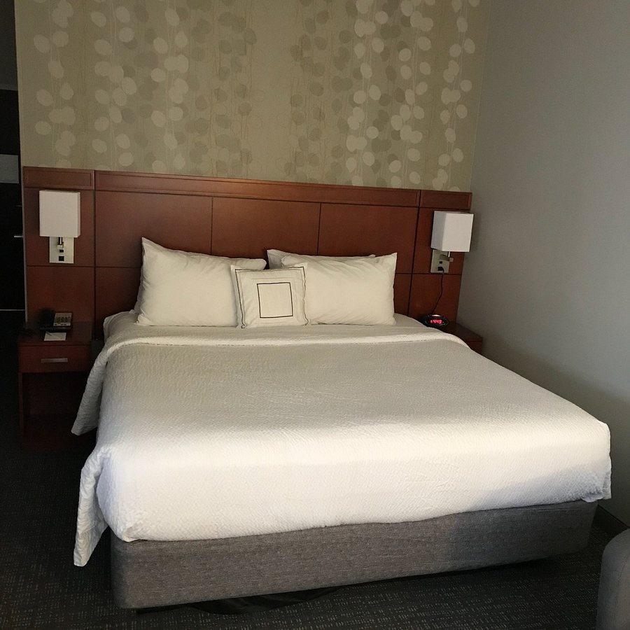 Courtyard by Marriott Memphis Downtown — Guest room