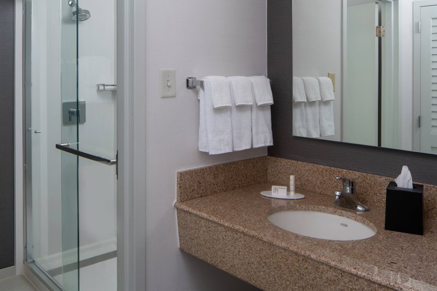 Courtyard by Marriott Memphis East Park Avenue — Bathroom