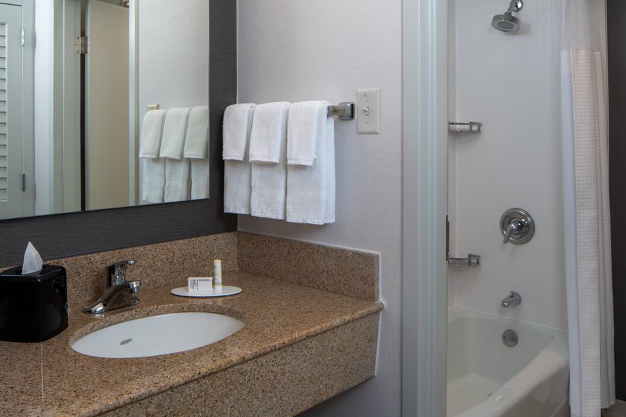 Courtyard by Marriott Memphis Germantown — Bathroom