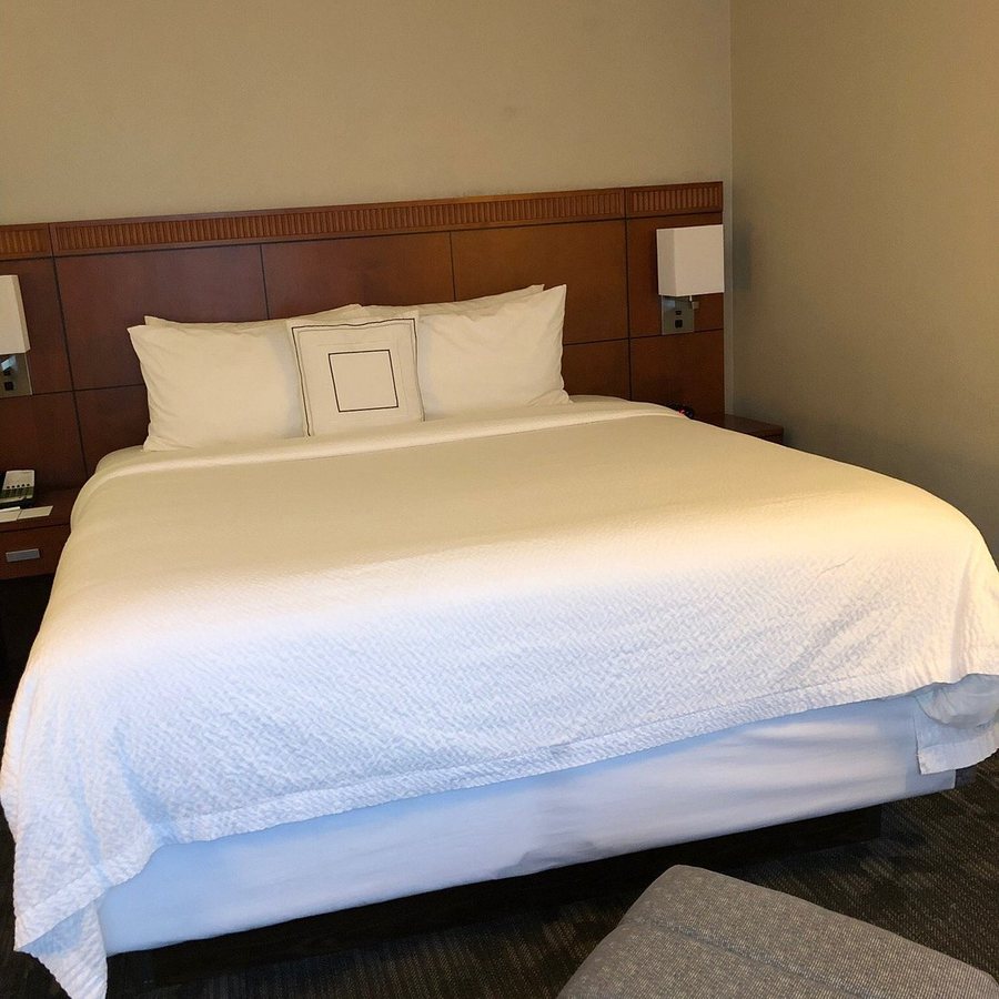 Courtyard by Marriott Memphis Germantown — Guest room
