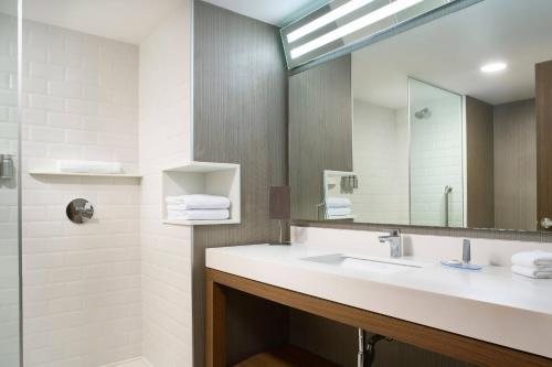 Courtyard by Marriott Merced — Bathroom