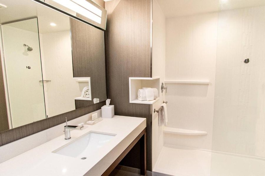 Courtyard by Marriott Mesa at Wrigleyville West — Bathroom