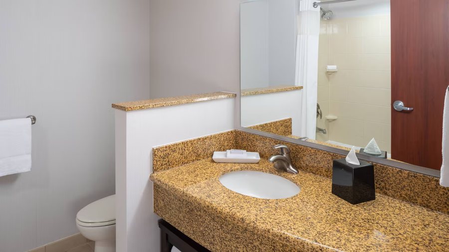 Courtyard by Marriott Miami Airport Miami Florida — Bathroom