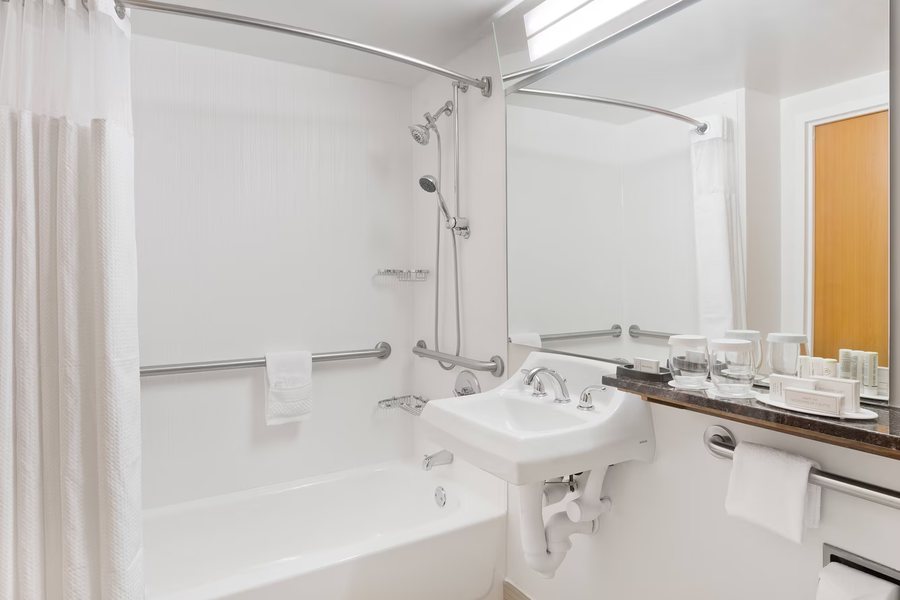 Courtyard by Marriott Miami Downtown Brickell Area Miami Florida — Bathroom