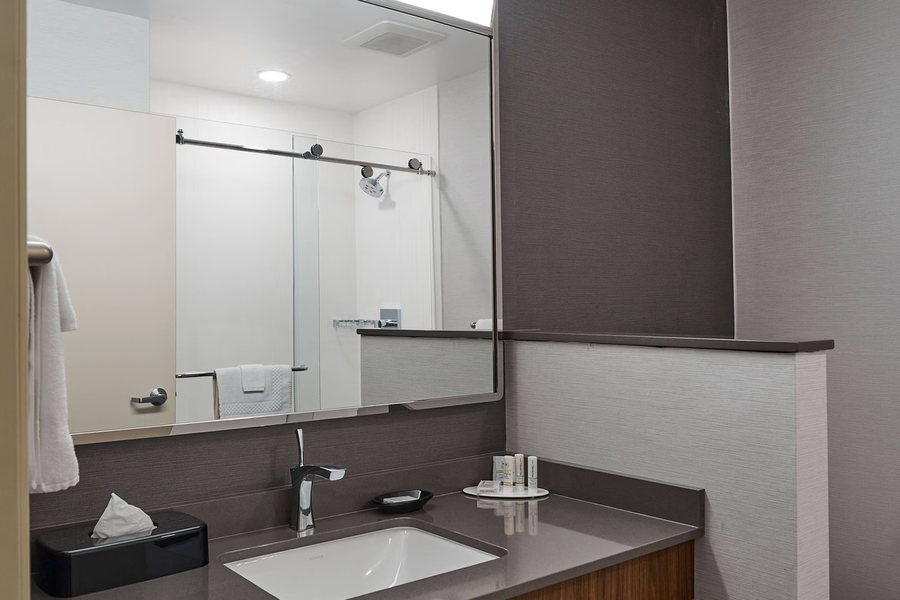 Courtyard by Marriott Middletown Goshen — Bathroom
