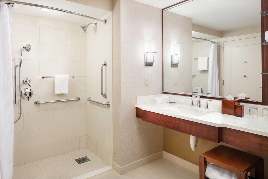 Courtyard by Marriott Milwaukee Airport — Bathroom