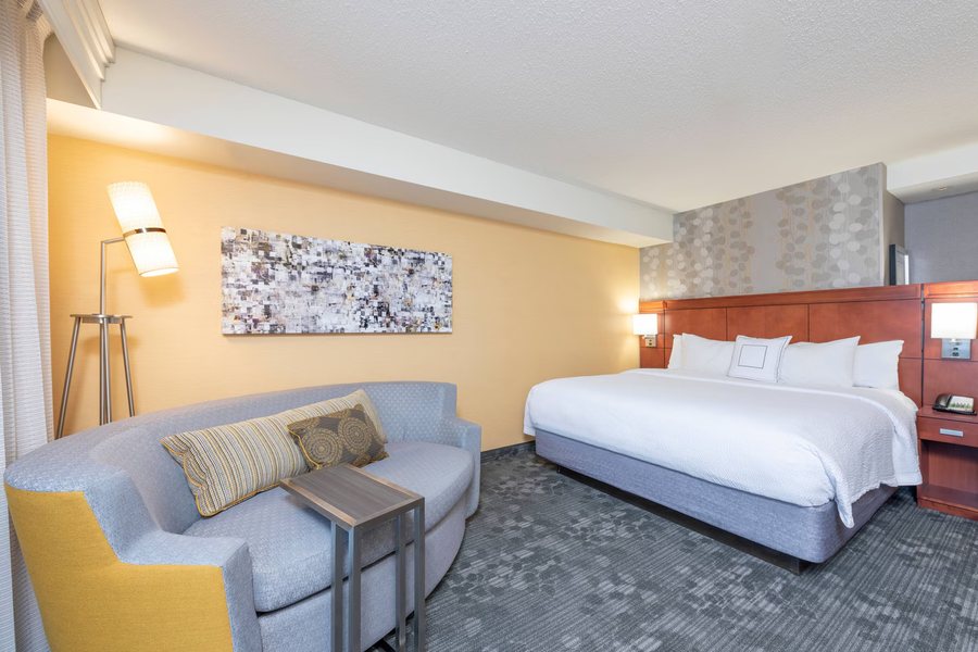 Courtyard by Marriott Milwaukee Airport — Guest room