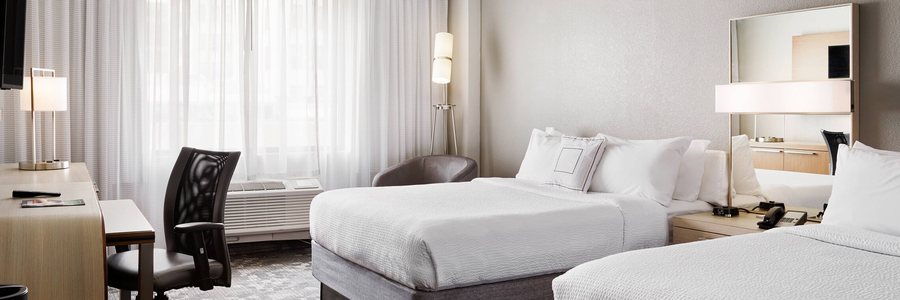 Courtyard by Marriott Milwaukee Downtown — Guest room