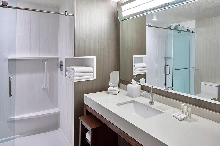 Courtyard by Marriott Minneapolis Downtown — Bathroom