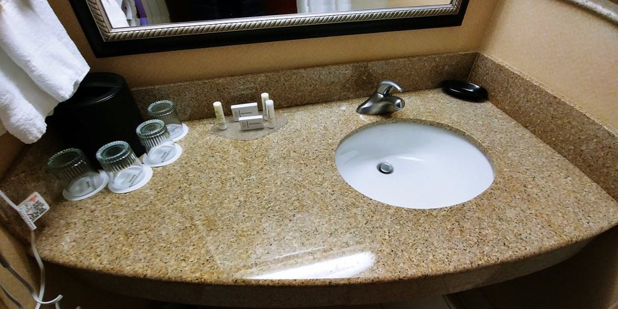 Courtyard by Marriott Missoula — Bathroom
