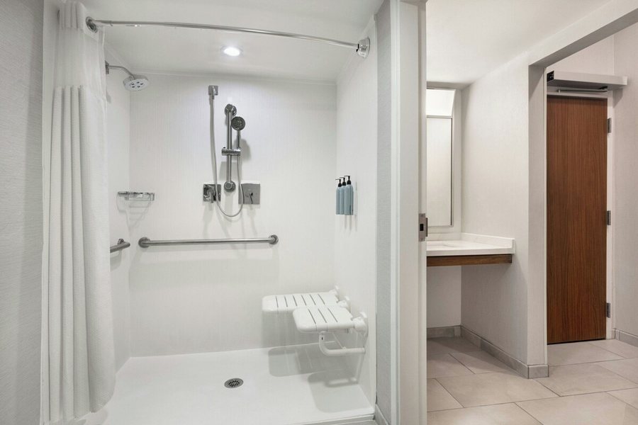 Courtyard by Marriott Mobile — Bathroom