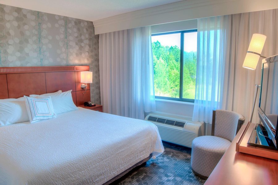 Courtyard by Marriott Mobile — Guest room