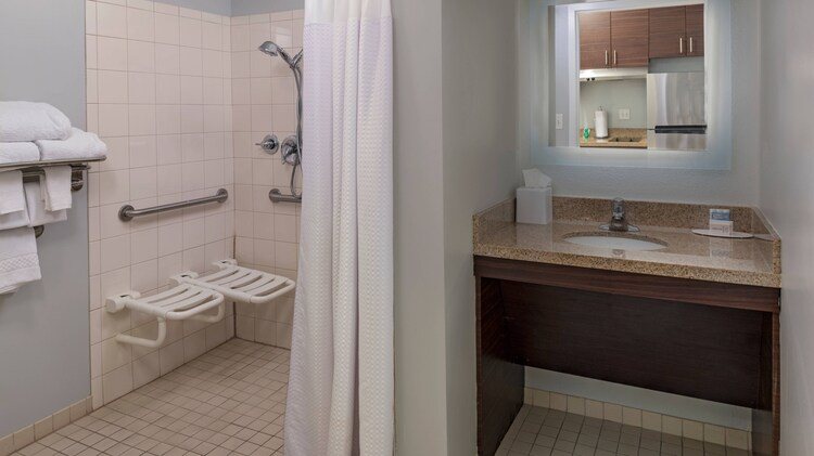 Courtyard by Marriott Monroe Airport — Bathroom