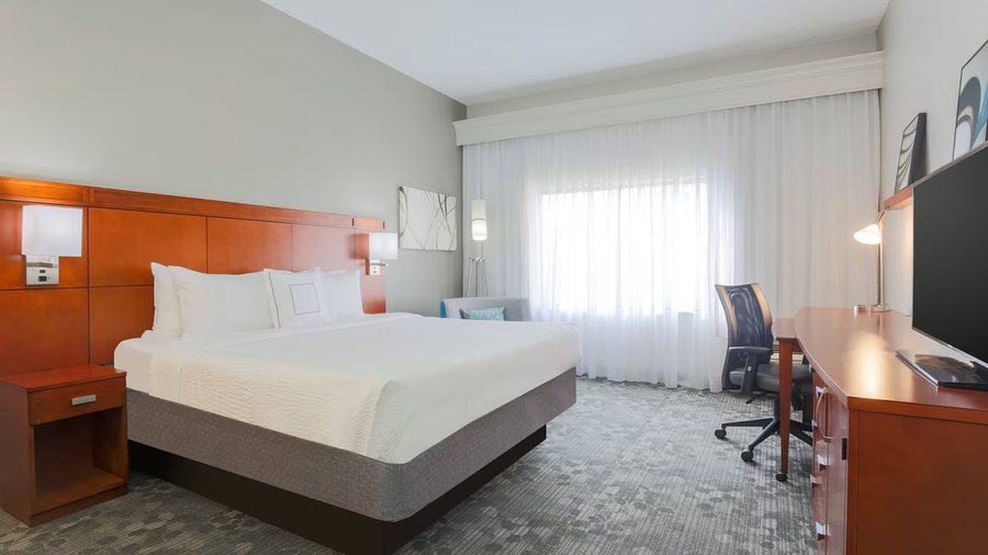 Courtyard by Marriott Monroe Airport — Guest room