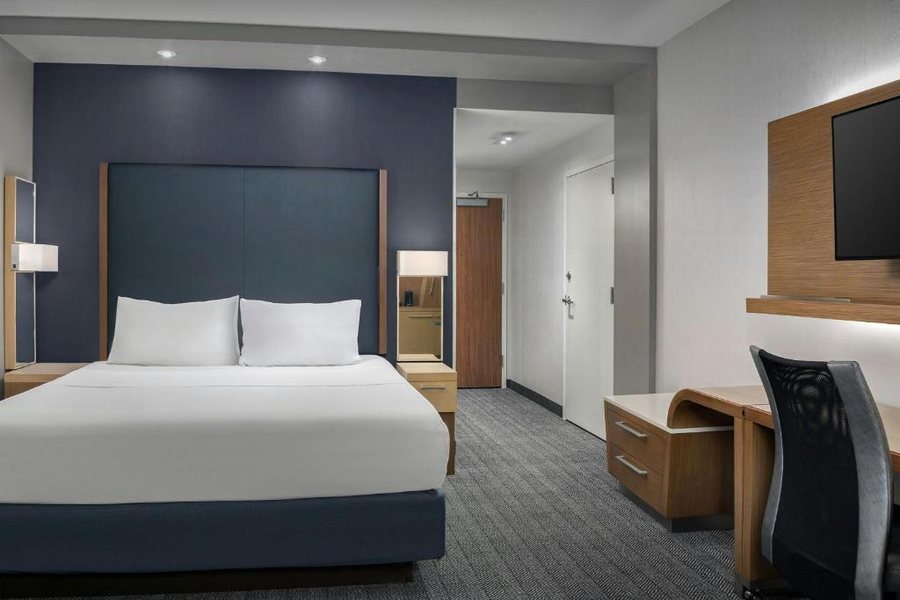 Courtyard by Marriott Muncie at Horizon Convention Center — Guest room