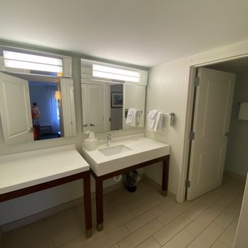Courtyard by Marriott Myrtle Beach Barefoot Landing — Bathroom